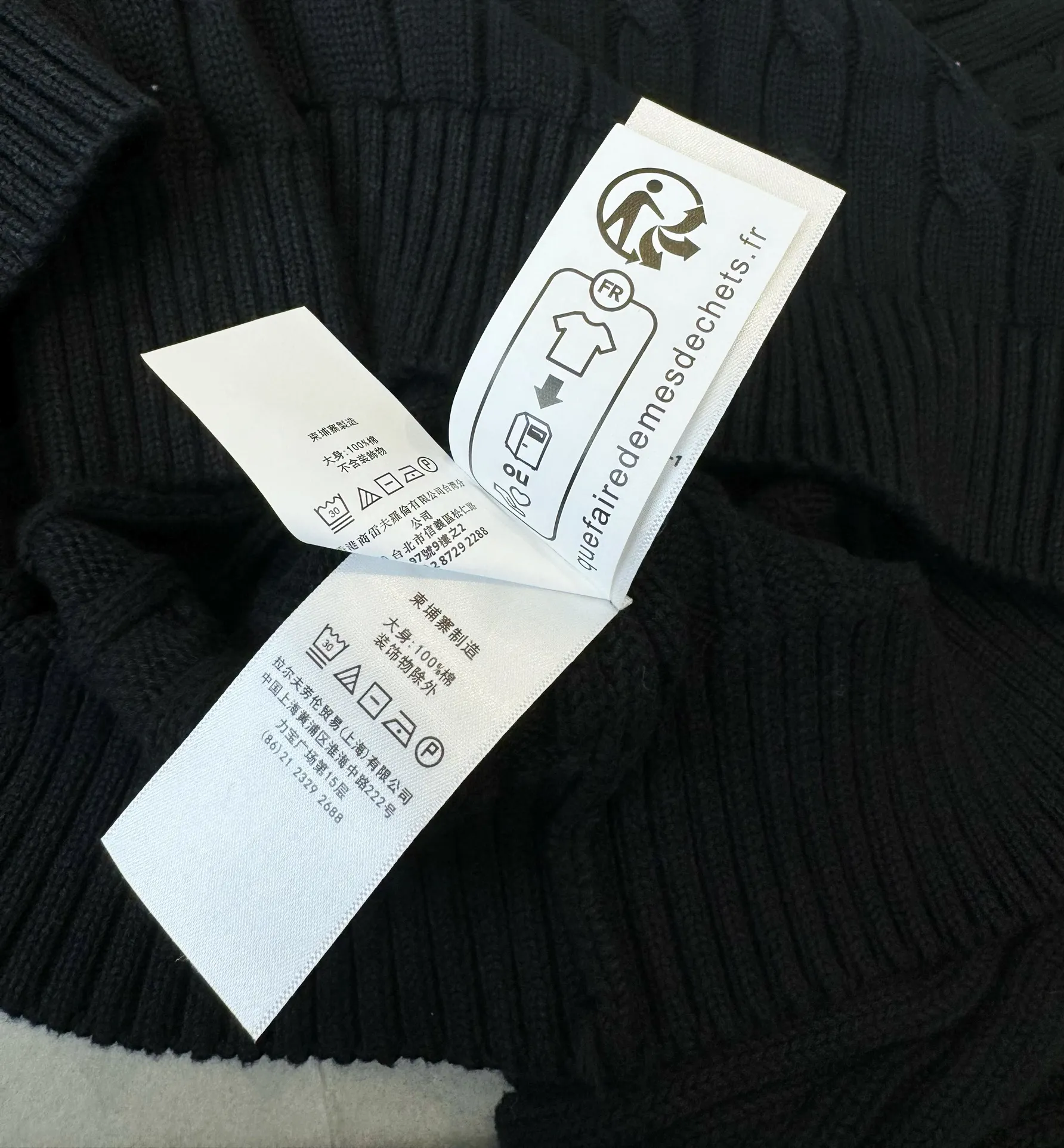 🅿️220 Style number: L04 (black) Ralph Lauren RL classic war horse logo embroidered cable pattern twist button V-neck knitted sweater on the chest, same style for men and women, 9 colors Color: beige, navy, black, chick yellow, sky blue, khaki, red, gray, purple Size: XSSML M Shoulder Width 36 Clothes Length 58 Bust 44 L Shoulder Width 37 Clothes Length 60 Bust 46 Soft and glutinous🧶🫶The style is a very classic cable sweater American retro college style Perfect hand comfort. It is a must-have item for spring, autumn and winter wardrobes. It looks great when worn alone or layered as an inner wear. High-density LOGO embroidery on the chest, and original customization of tag accessories. Made of pure cotton yarn 🧶 blended with wool, pure cotton is skin-friendly and comfortable, small label war horse embroidered twist turtleneck sweater 🐎 high quality. Follow the blogger to learn how to wear it! Let’s get a Ralph Lauren cable sweater. It’s a super hard-to-find series after it became popular. It’s hard to find one on the official website. It’s simple and practical to wear, with a lazy and loose feel. The thickened fabric has a more texture, soft and delicate feel, and a loose fit. Whether worn alone or layered, you can wear different styles of fashion with just one piece. ⚠️Contains wool products🦙 Pay attention to the washing method to avoid shrinkage